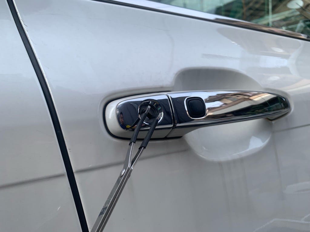 トヨタクラウンの運転席ドアシリンダーをピッキングする様子