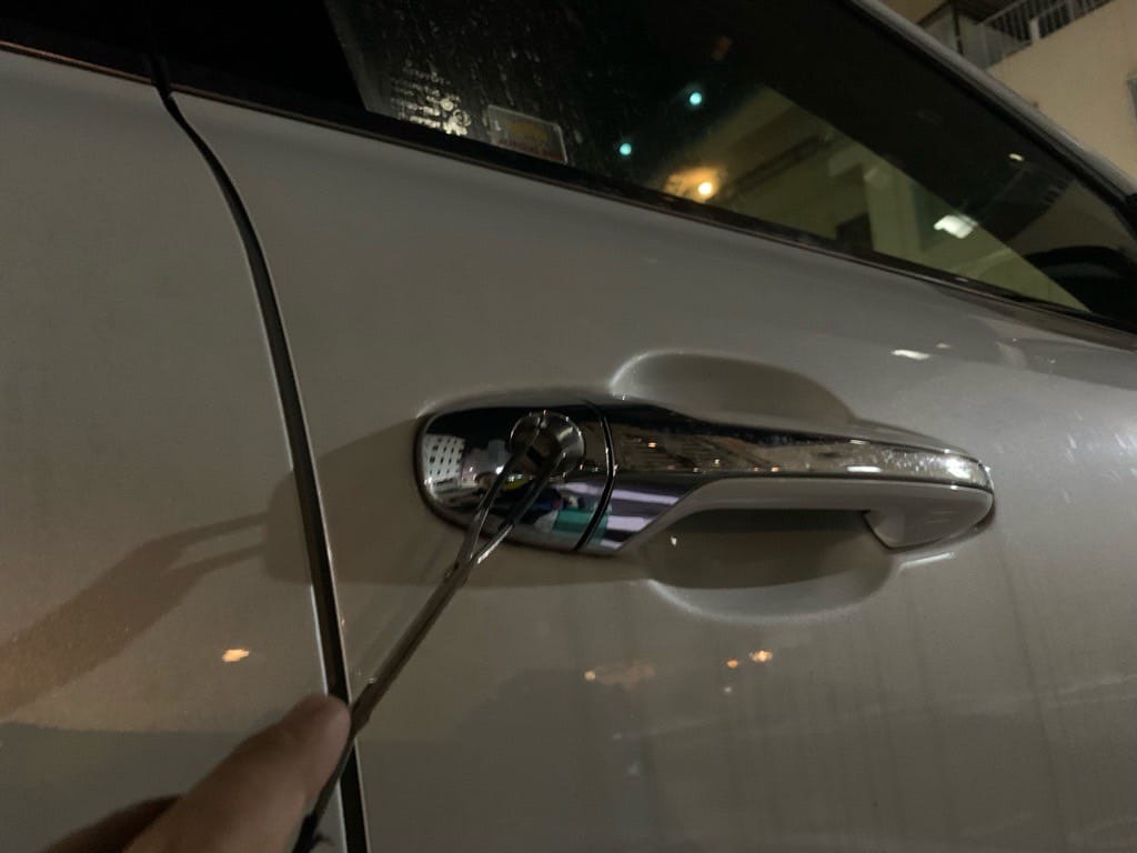 トヨタハリアーの運転席ドアをピッキングする様子