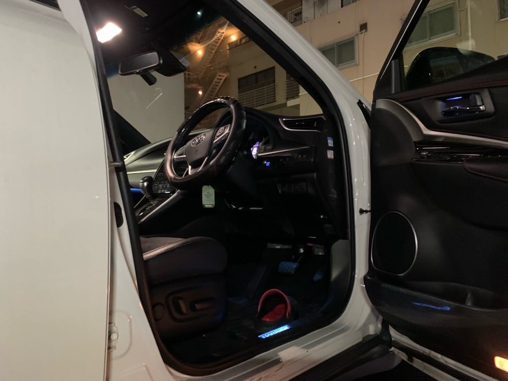 開いたトヨタハリアーの運転席ドア