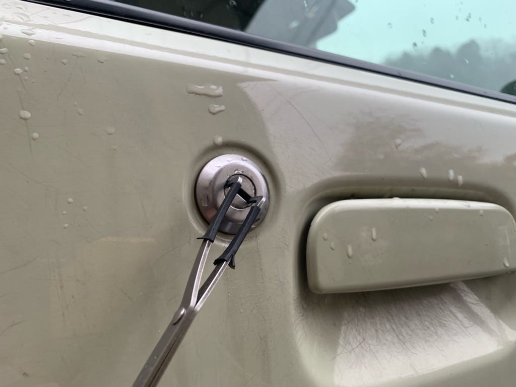 三菱ekワゴンの運転席ドアシリンダーをピッキングする様子