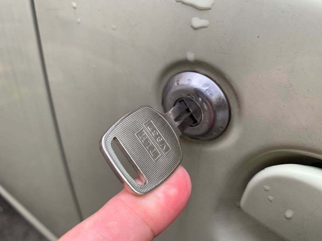 作製した三菱ekワゴンの鍵をドアシリンダーにさしている