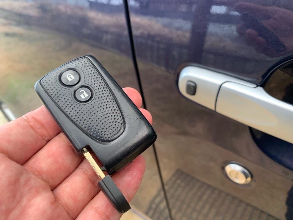 登録が完了したダイハツムーヴのスマートキーと作製したメカニカルキー