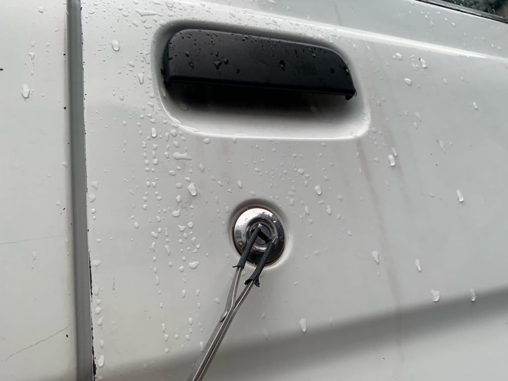 運転席ドアシリンダーをピッキングする様子