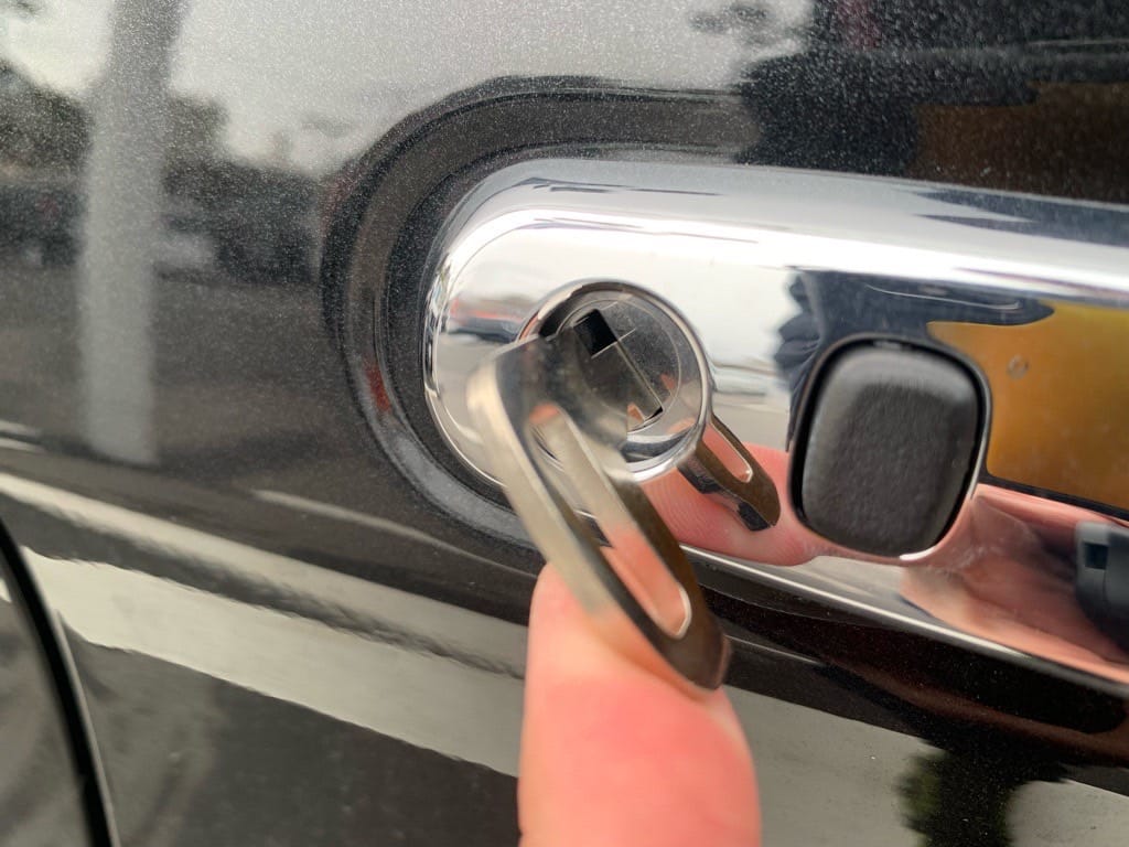 作製したメカニカルキーをドアシリンダーに挿している