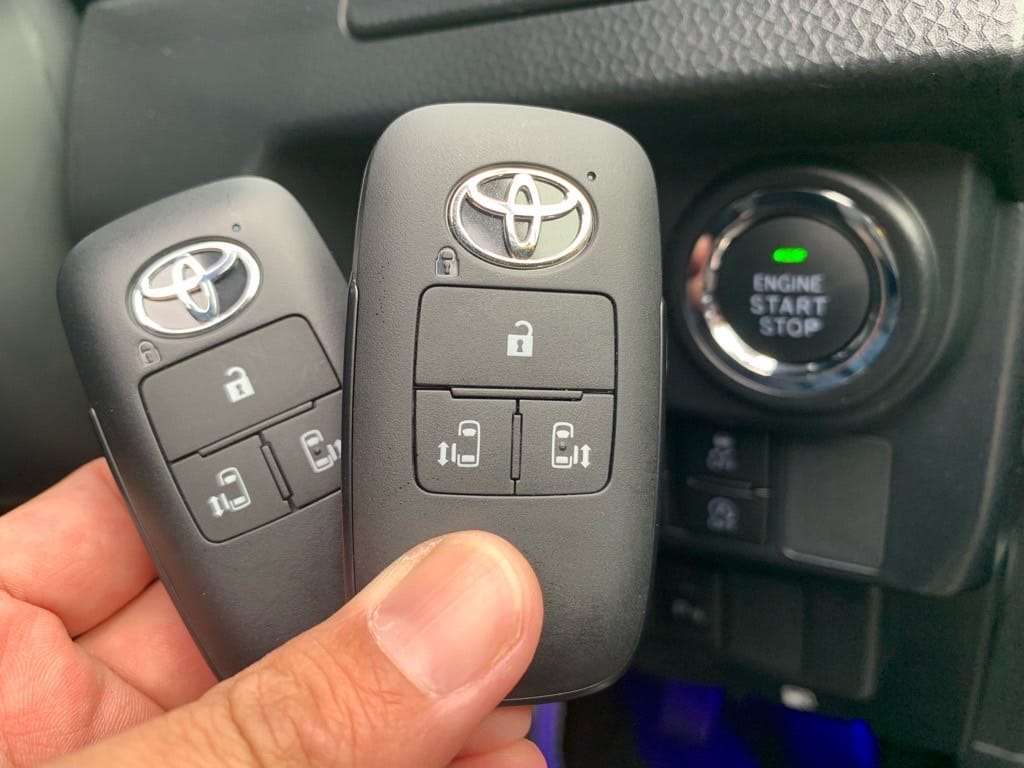 登録が完了したキーフリーリモコンをスタートボタンの前で持っている