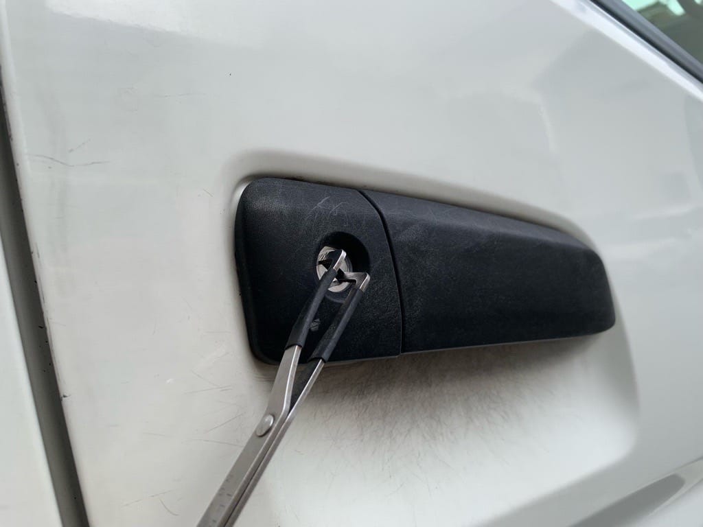 トヨタハイエースの運転席ドアシリンダーをピッキングする様子