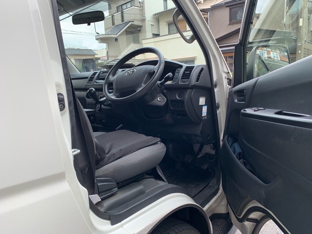 解錠に成功し開いたトヨタハイエースの運転席ドア