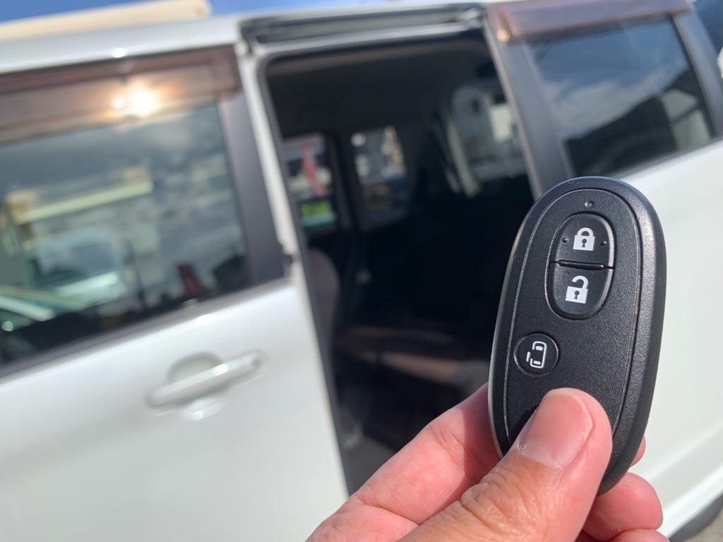 登録が完了したルークスのスマートキーを操作して後部座席を開ける