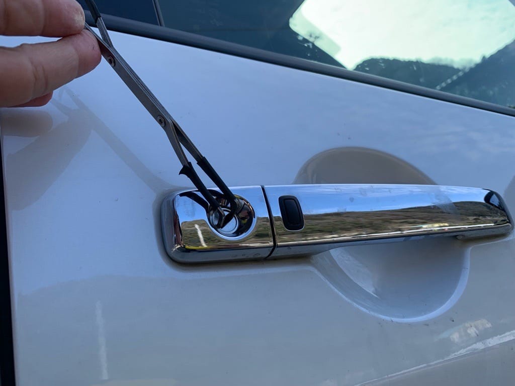 日産セレナの運転席ドアシリンダーをピッキングする様子