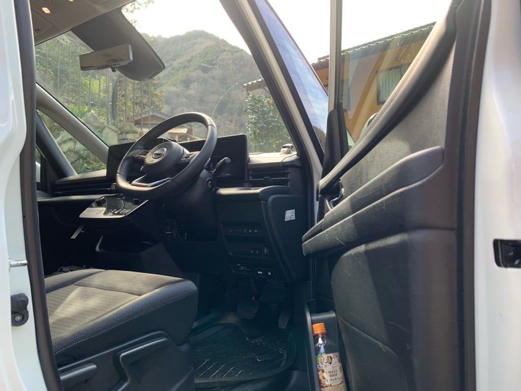 開いた日産セレナの運転席