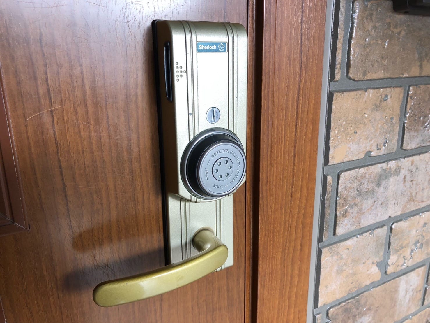 扉にはシャーロックⅡのカードキー錠が付いている