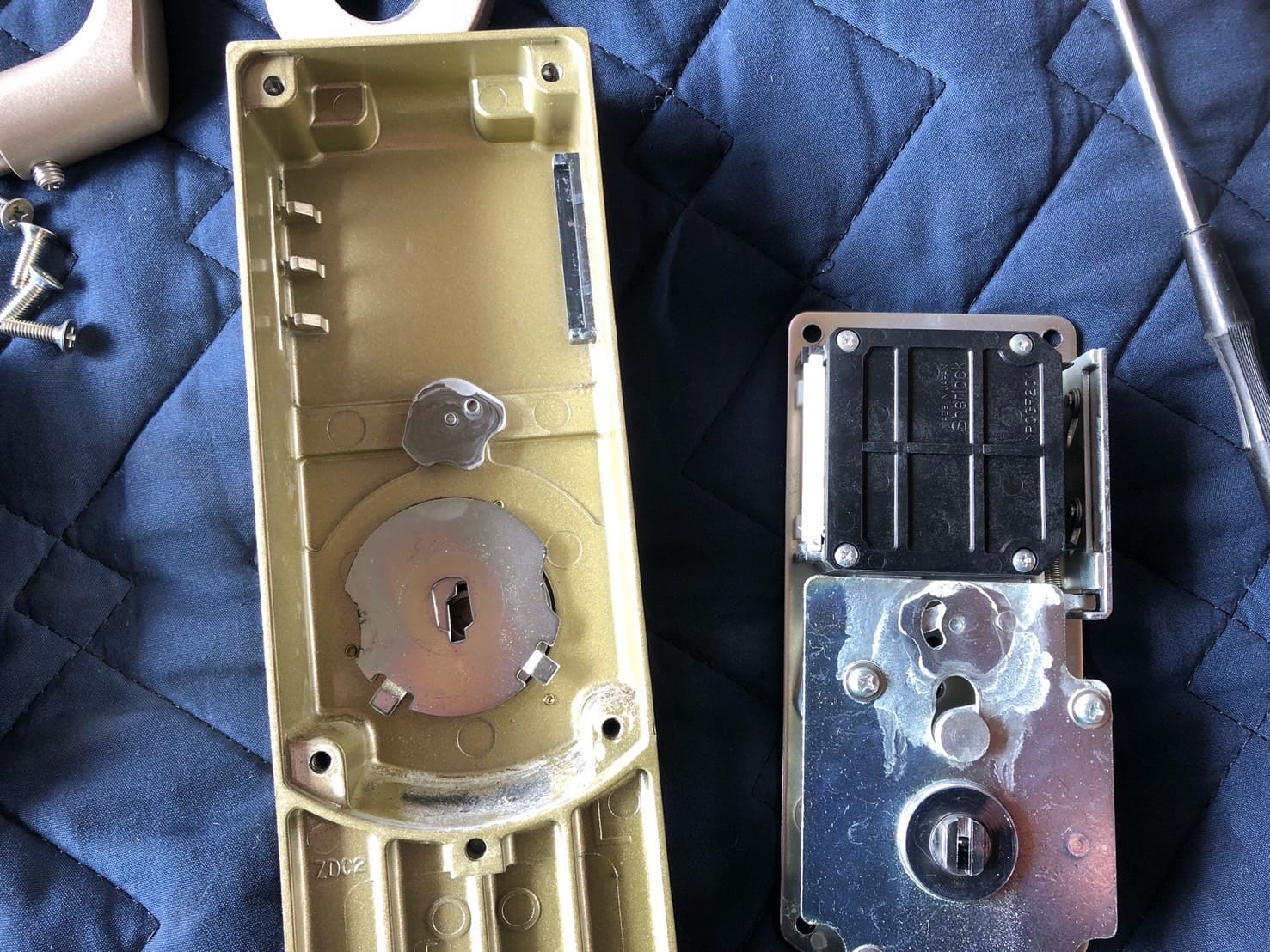 分解し、異物を除去した錠前