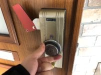 カードキーを挿してドアを開けている