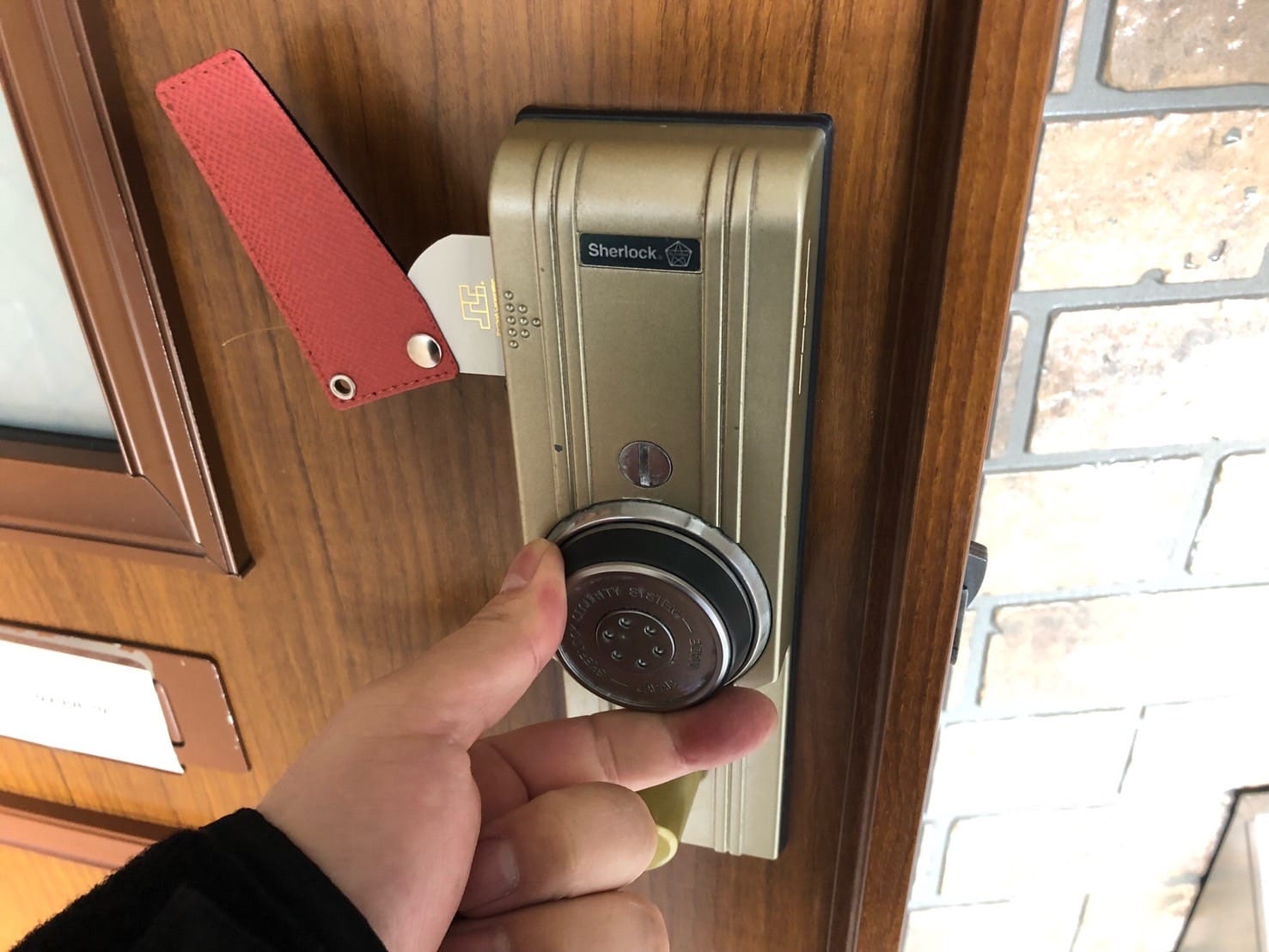 カードキーを挿してドアを開けている