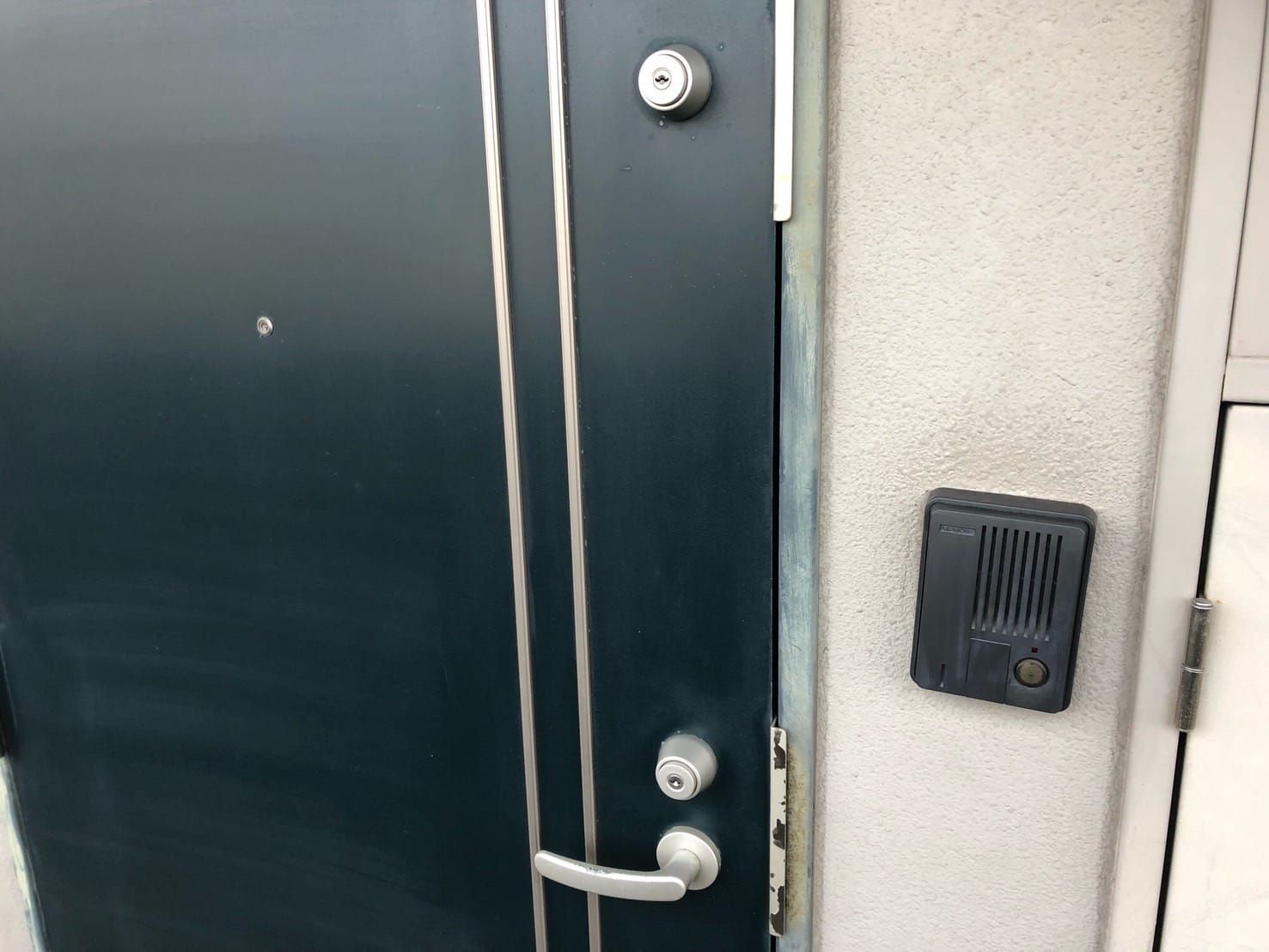 2ロックのMIWAのU9シリンダーがついた玄関ドア。こちらの鍵を修理します