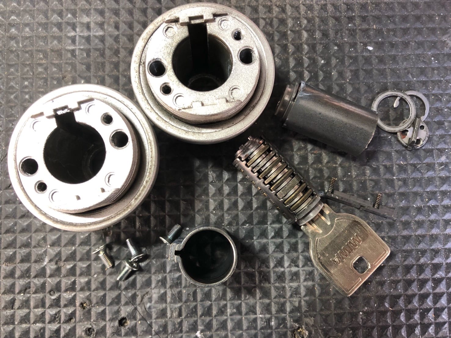 シリンダーを分解