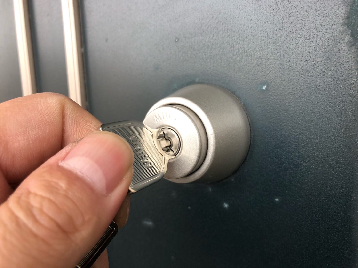 再び取り付けたシリンダーに鍵を挿して動作確認