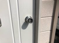 旧SHOWAのノブタイプの面付錠が取り付けられている玄関ドア。こちらの扉の鍵を修理します