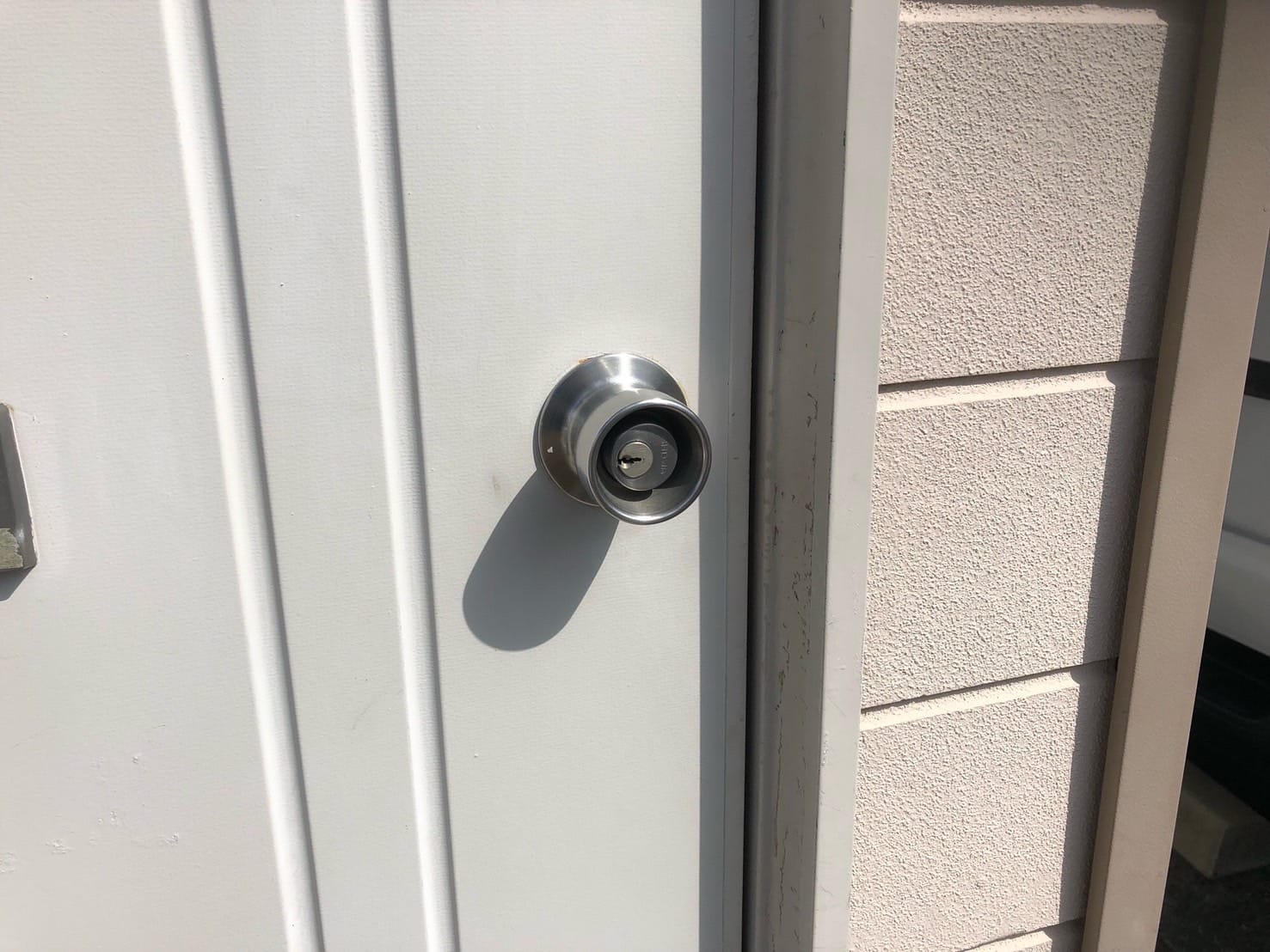 旧SHOWAのノブタイプの面付錠が取り付けられている玄関ドア。こちらの扉の鍵を修理します