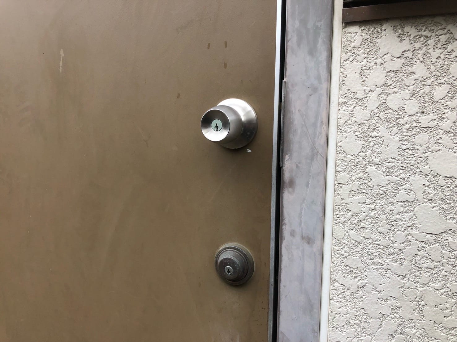 勝手口に付いているのは握り玉の中央に鍵穴があるスタンダードなタイプのカギ。こちらの鍵を交換します