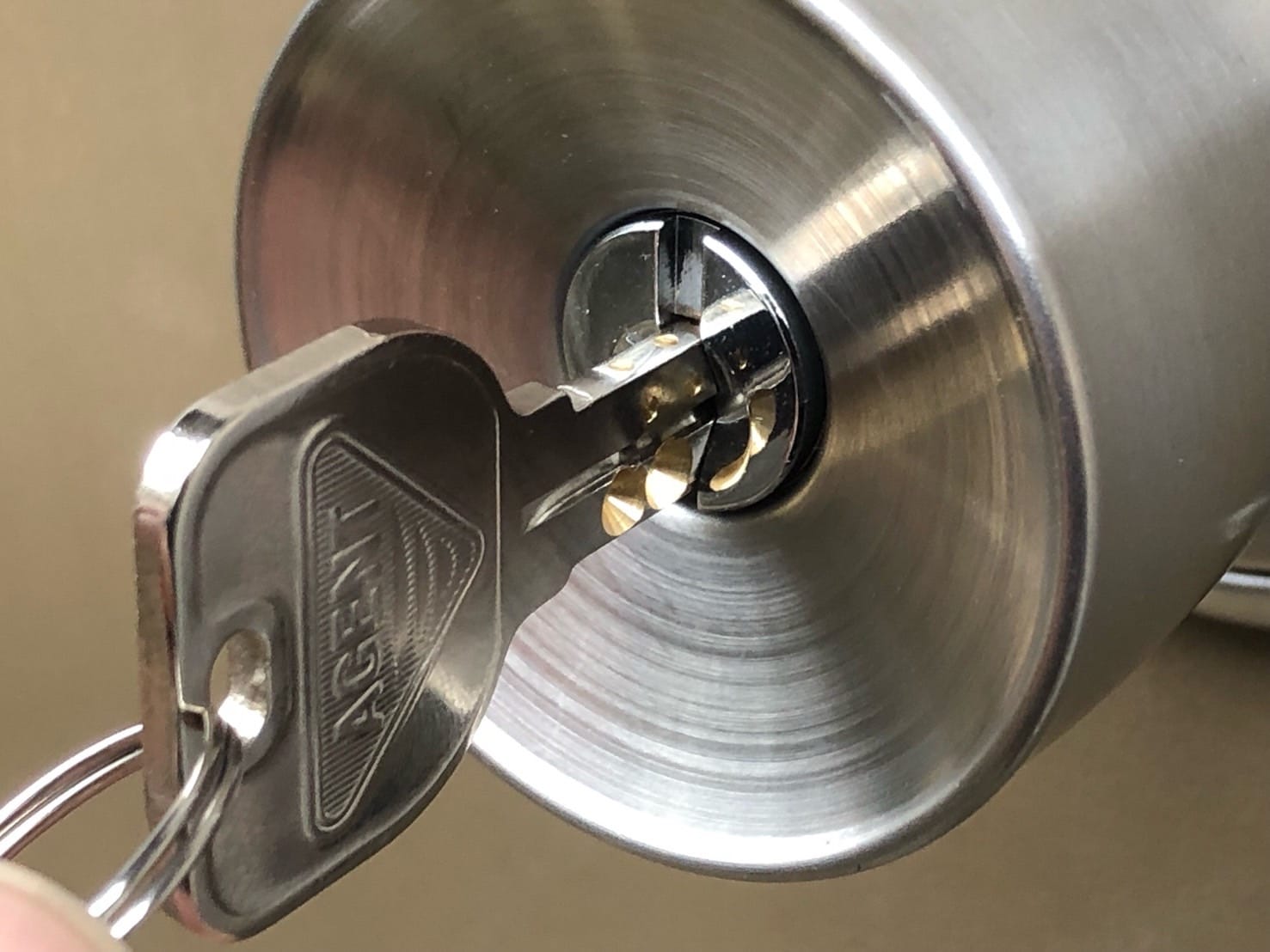 鍵穴に鍵を挿している