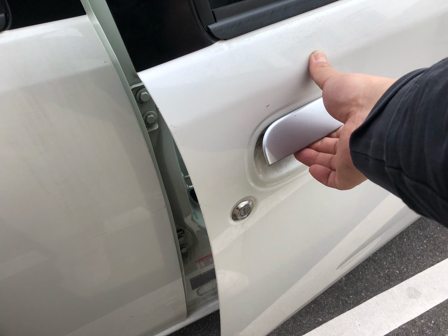 ピッキングが成功しドアを開ける様子