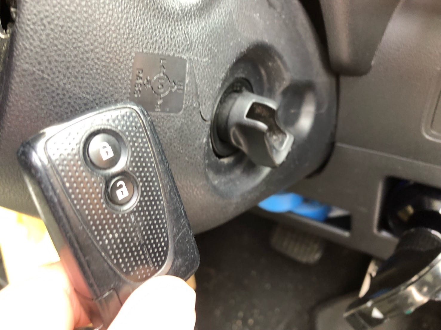 ダイハツムーヴコンテの車内から回収したスマートキー