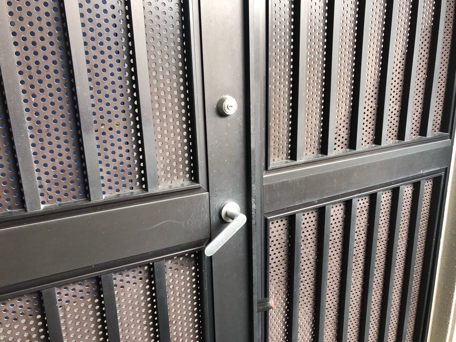 故障した共用扉。こちらの扉のケースロックを交換します