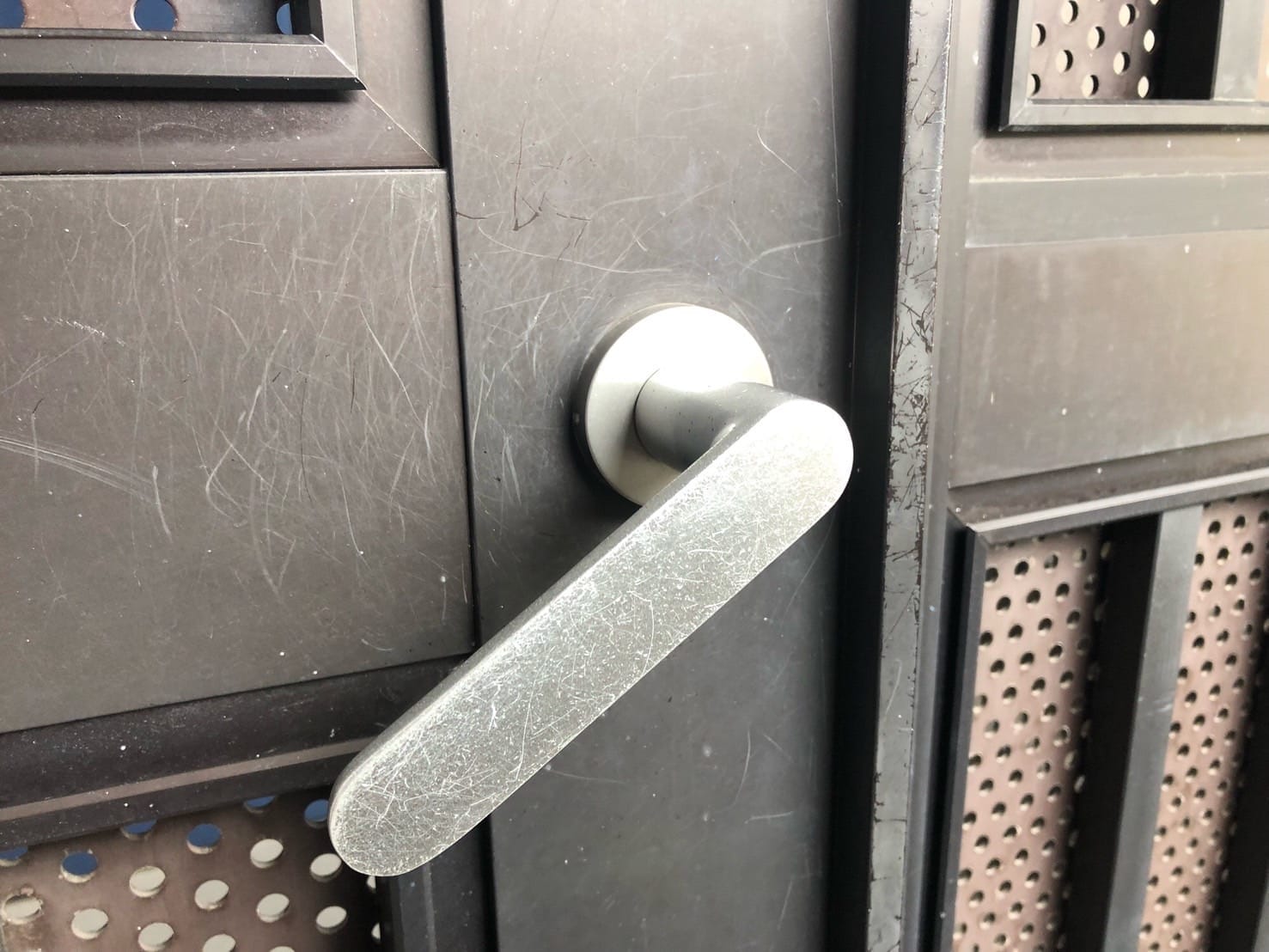 下がったままになっているレバーハンドル