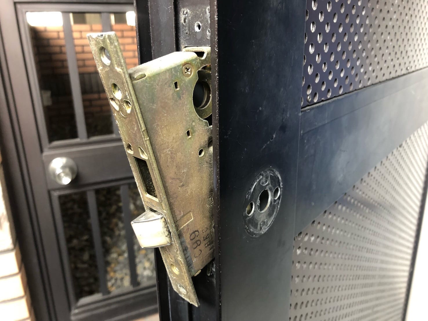 ケースロックを取り外していきます