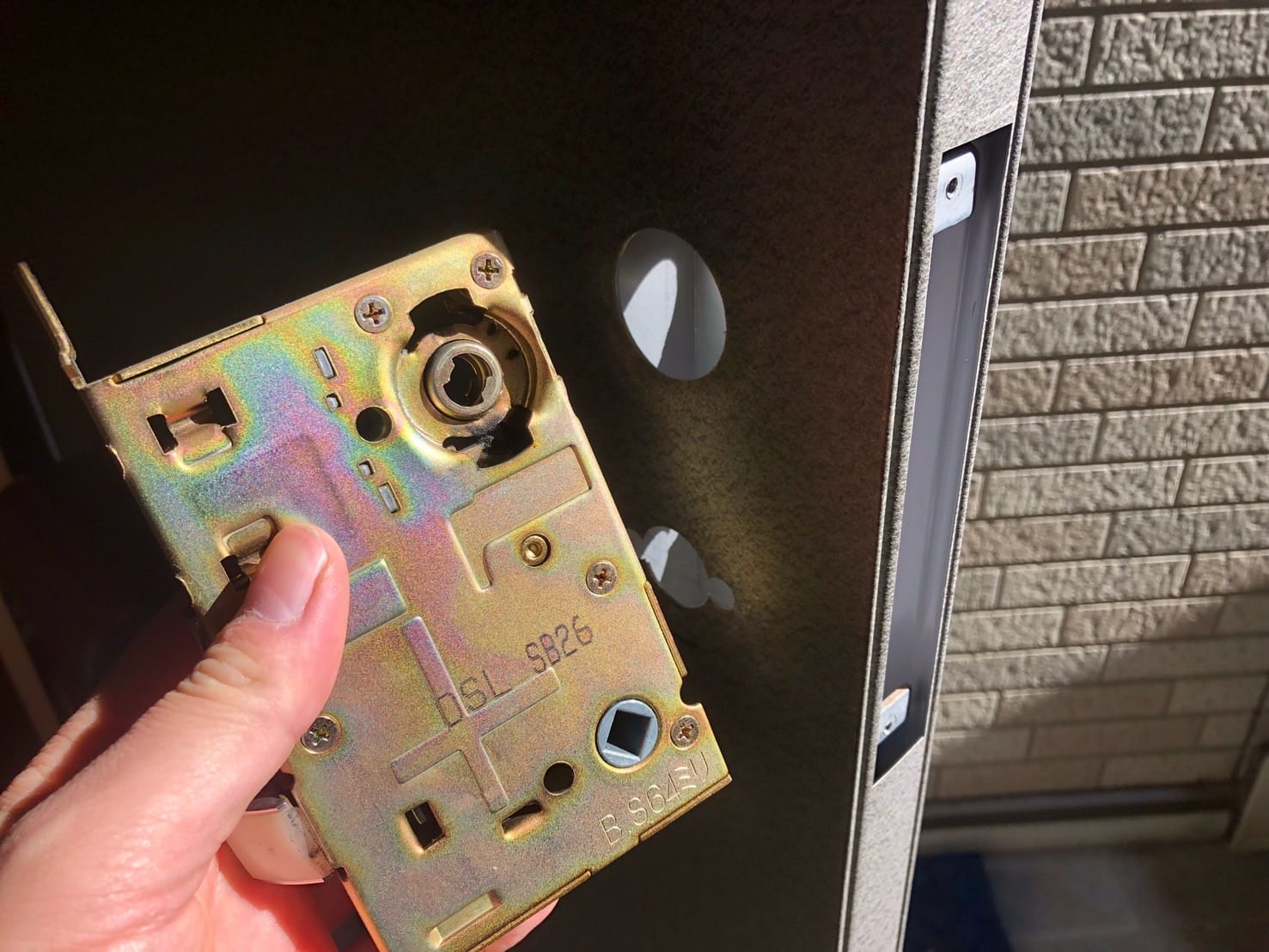 ケースロック、キーシリンダーを取り外しました