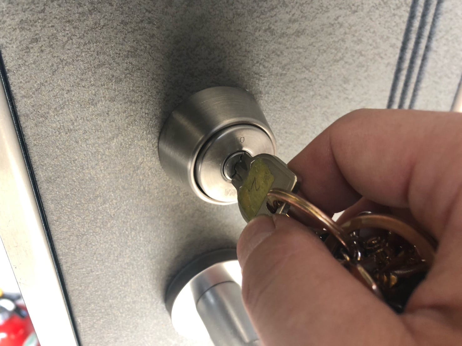 シリンダーに鍵を挿している。スムーズに鍵が回るようになった