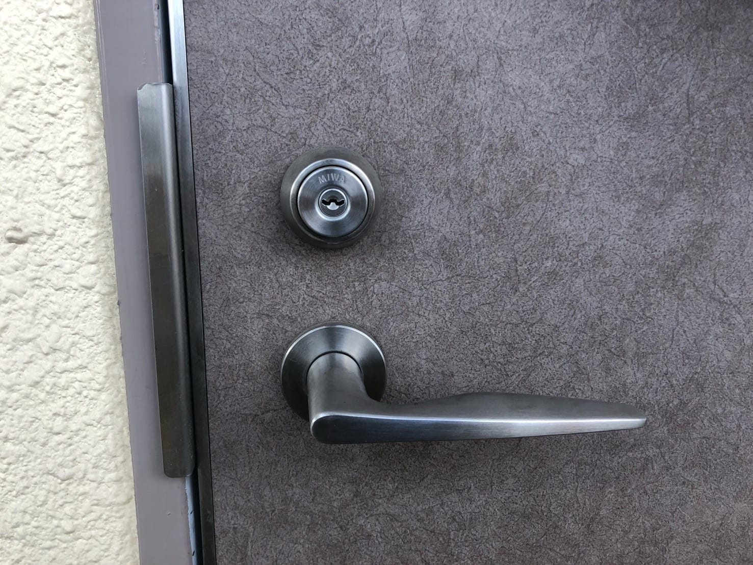 施解錠ができなくなった玄関ドア。MIWA社のシリンダーがついています