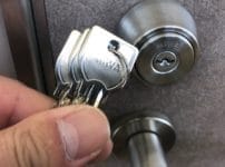 新しいシリンダーへ交換。こちらもMIWA社のもので、鍵は３本付属しています