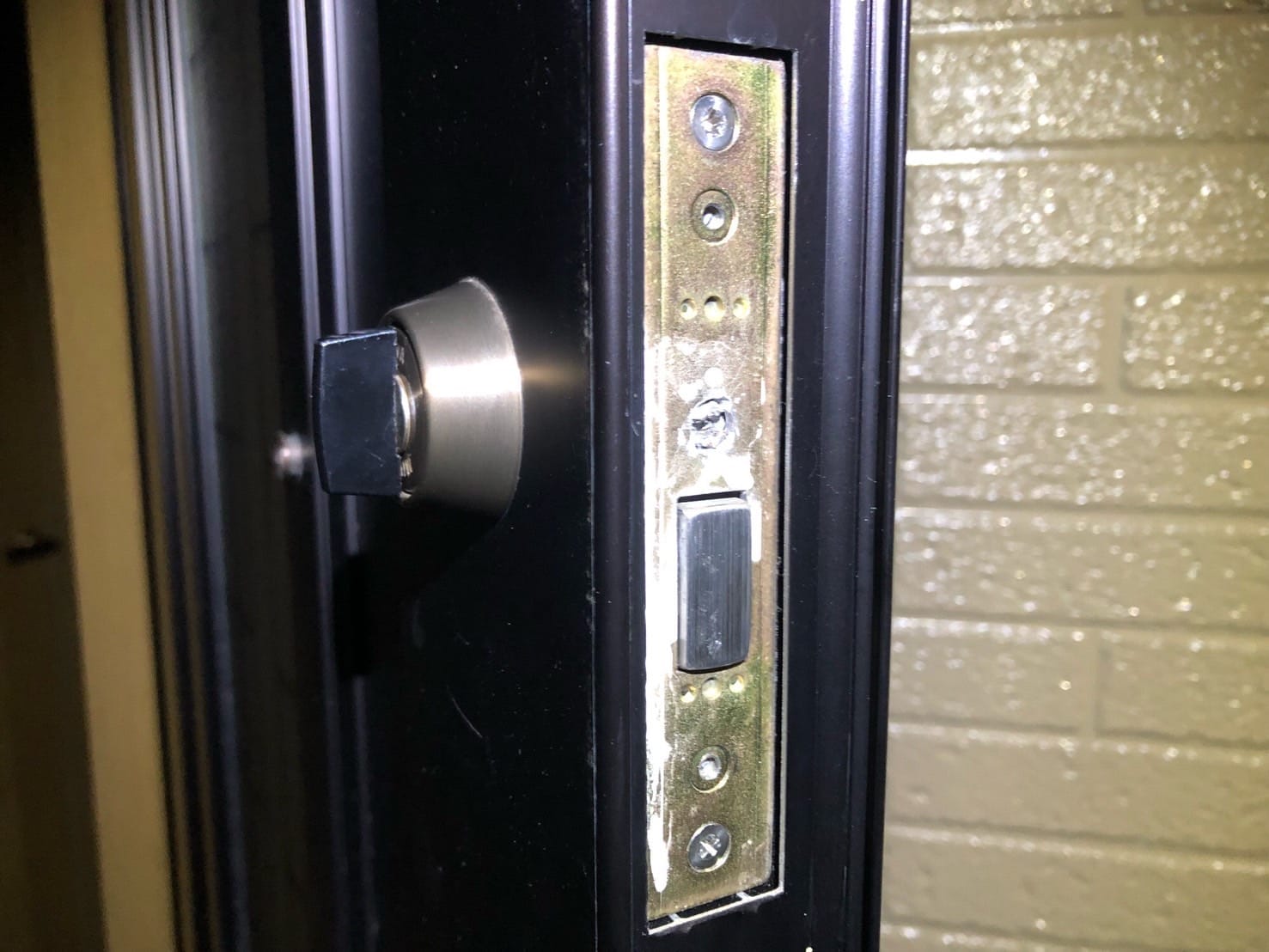 こちらのケースロックを交換します