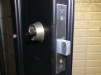 新しいケースロックに交換すると正常な動作を取り戻すことができました