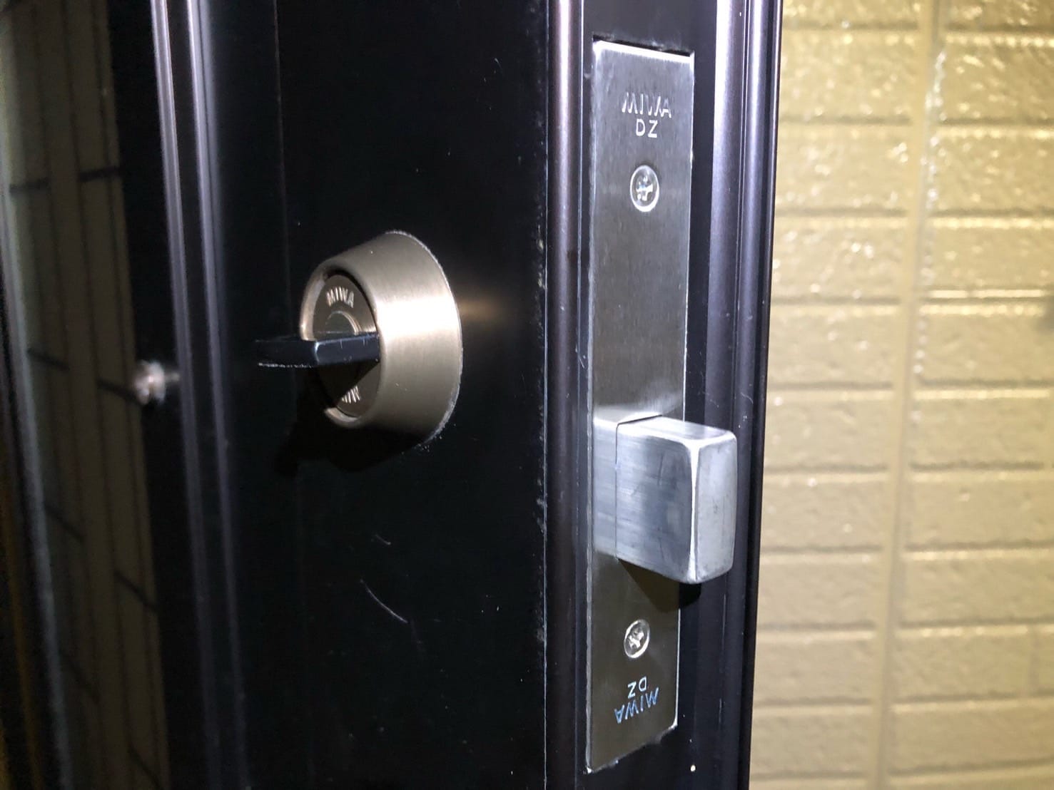 新しいケースロックに交換すると正常な動作を取り戻すことができました