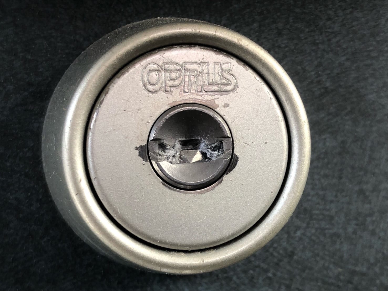 鍵穴に接着剤が注入され固まっていて鍵を挿すことができなくなっている