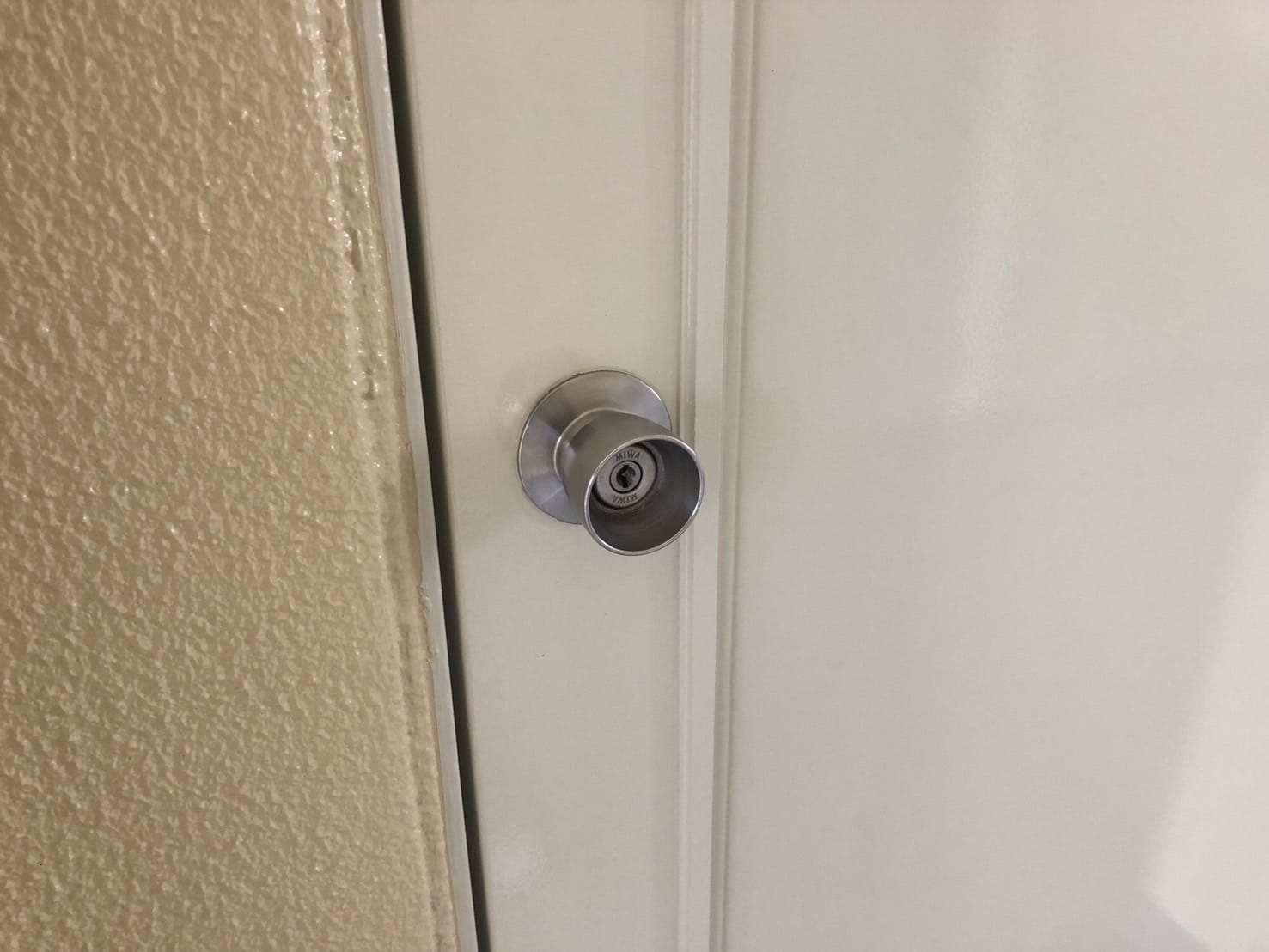 MIWAのURシリンダーがついている玄関ドア。こちらの鍵を交換します