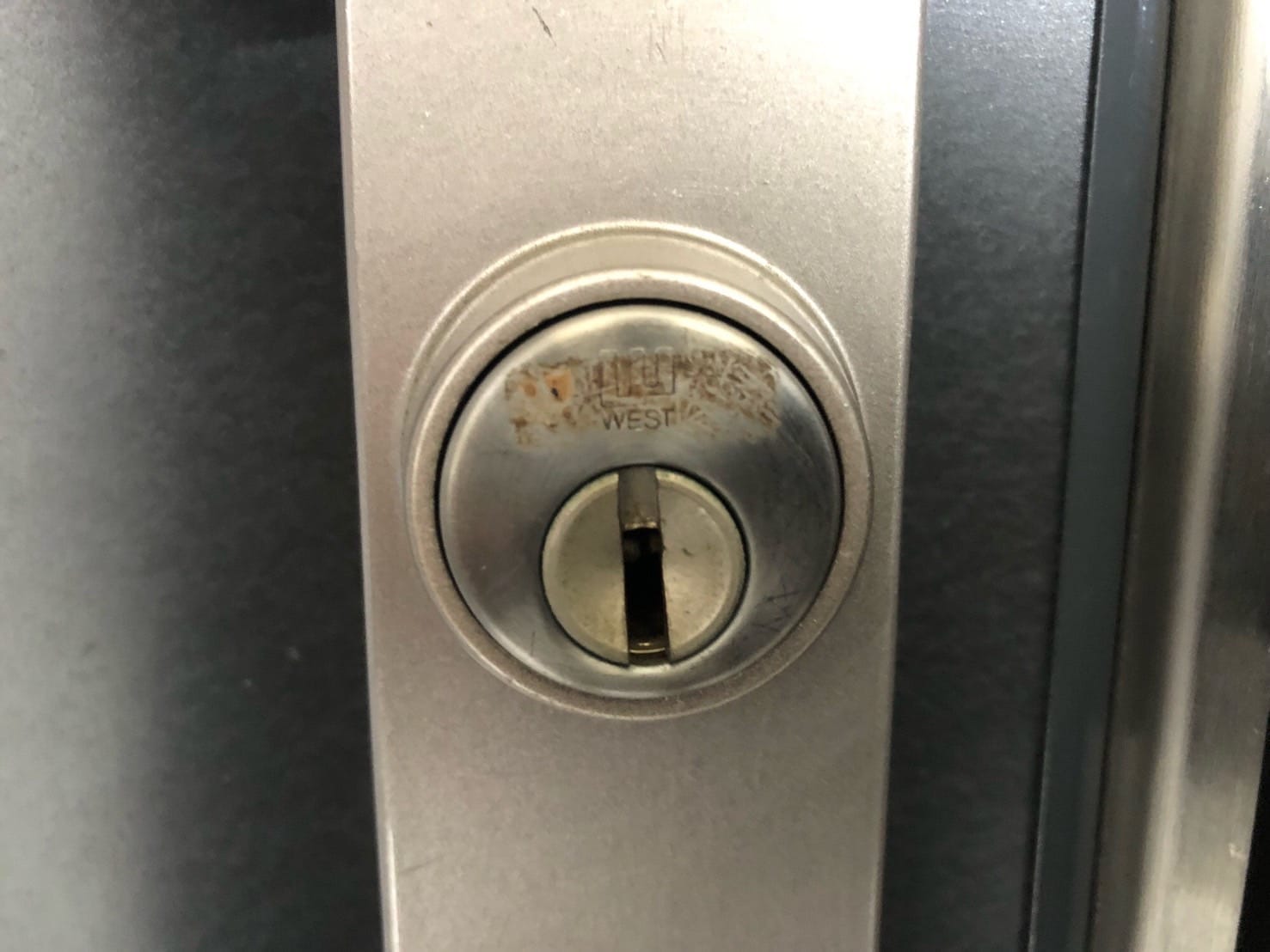 WESTの錠がついていますが、こちらを新たな鍵へ交換します