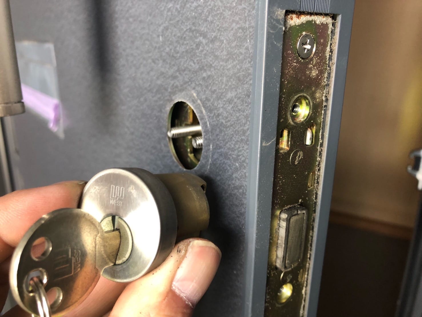 古いシリンダーを取り外します