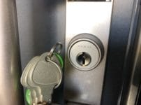 YANAIのディンプルタイプのRシリンダーへ交換。付属の鍵が３本ついてきます