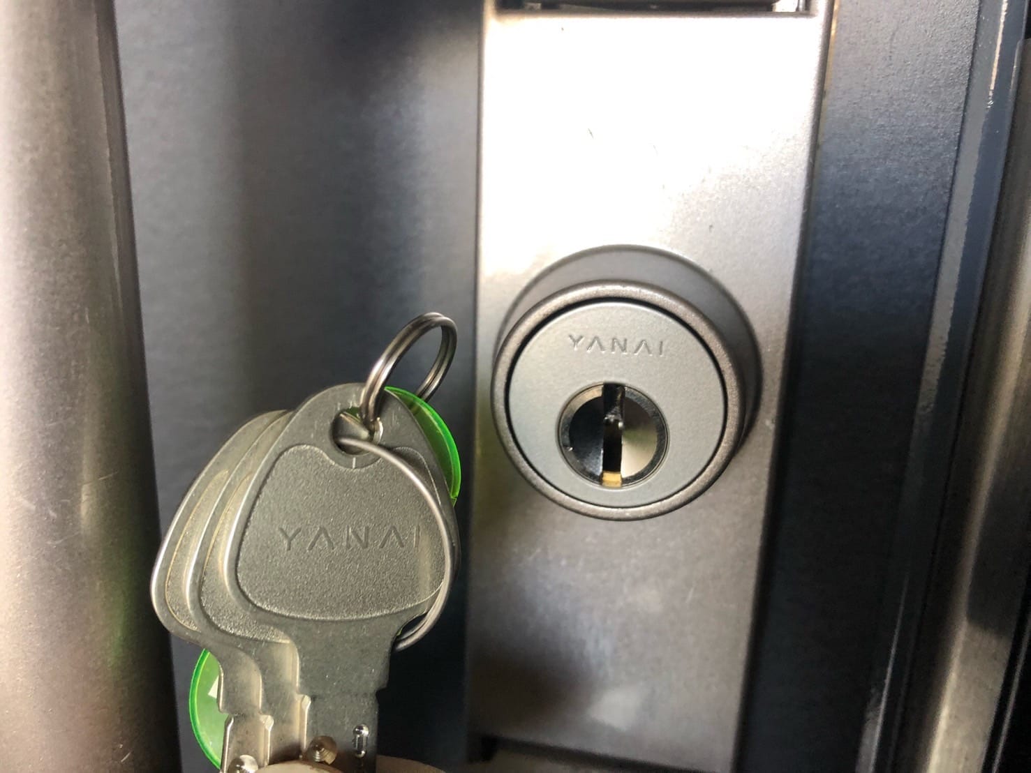 YANAIのディンプルタイプのRシリンダーへ交換。付属の鍵が3本ついてきます