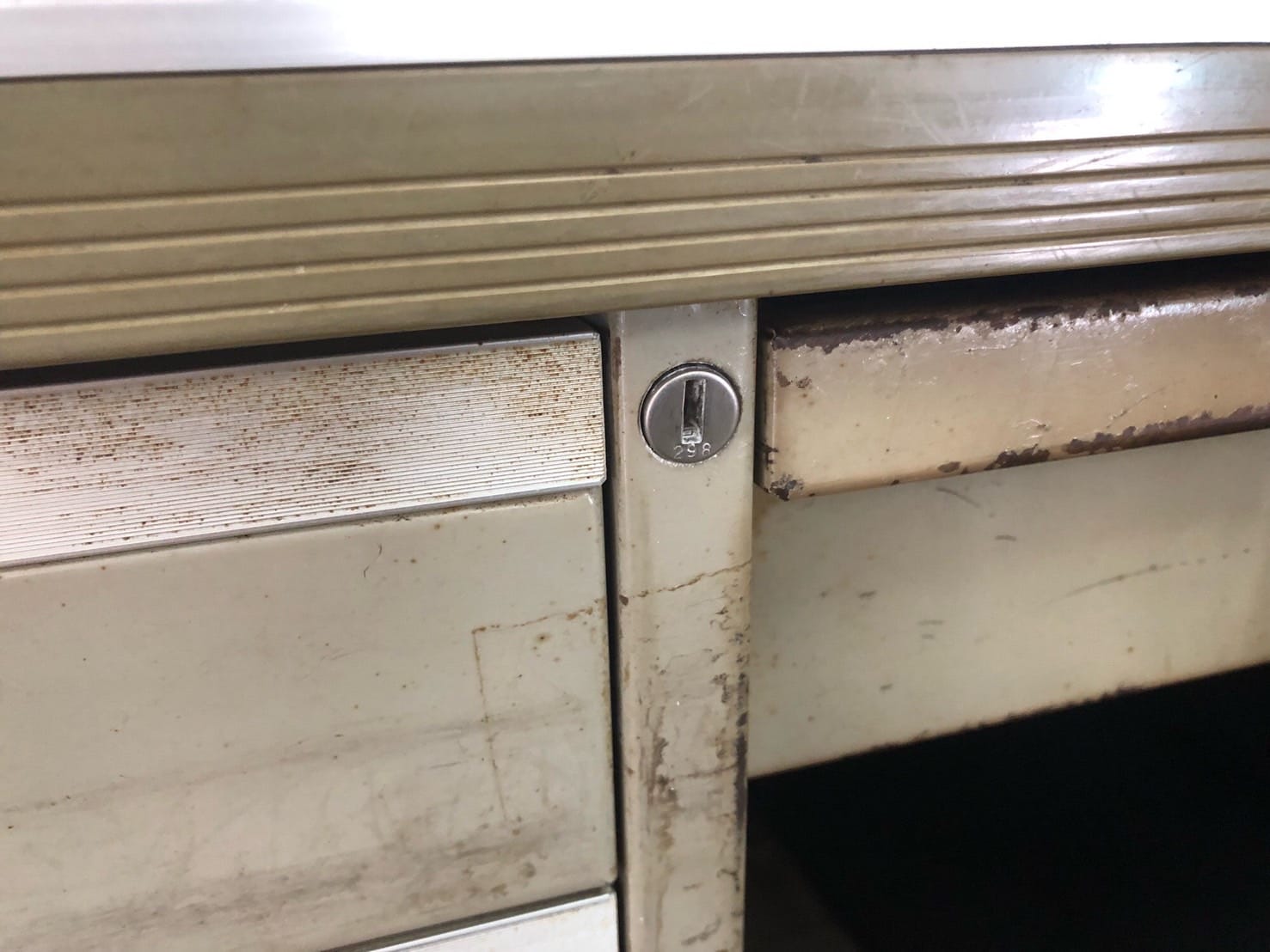 KOKUYO事務机についているキャビネット。こちらの鍵を作製し、解錠します