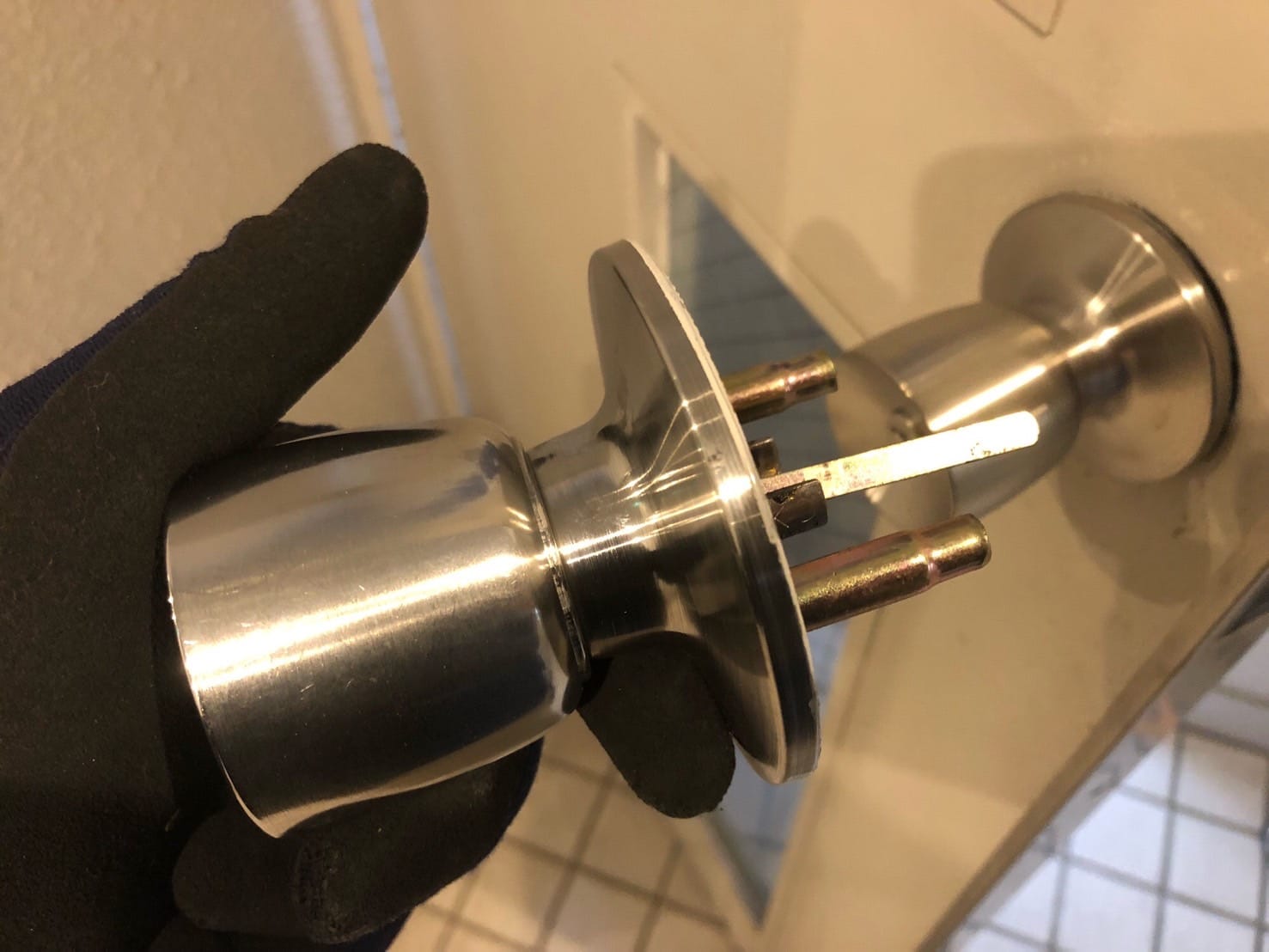 外したノブを手に持っている