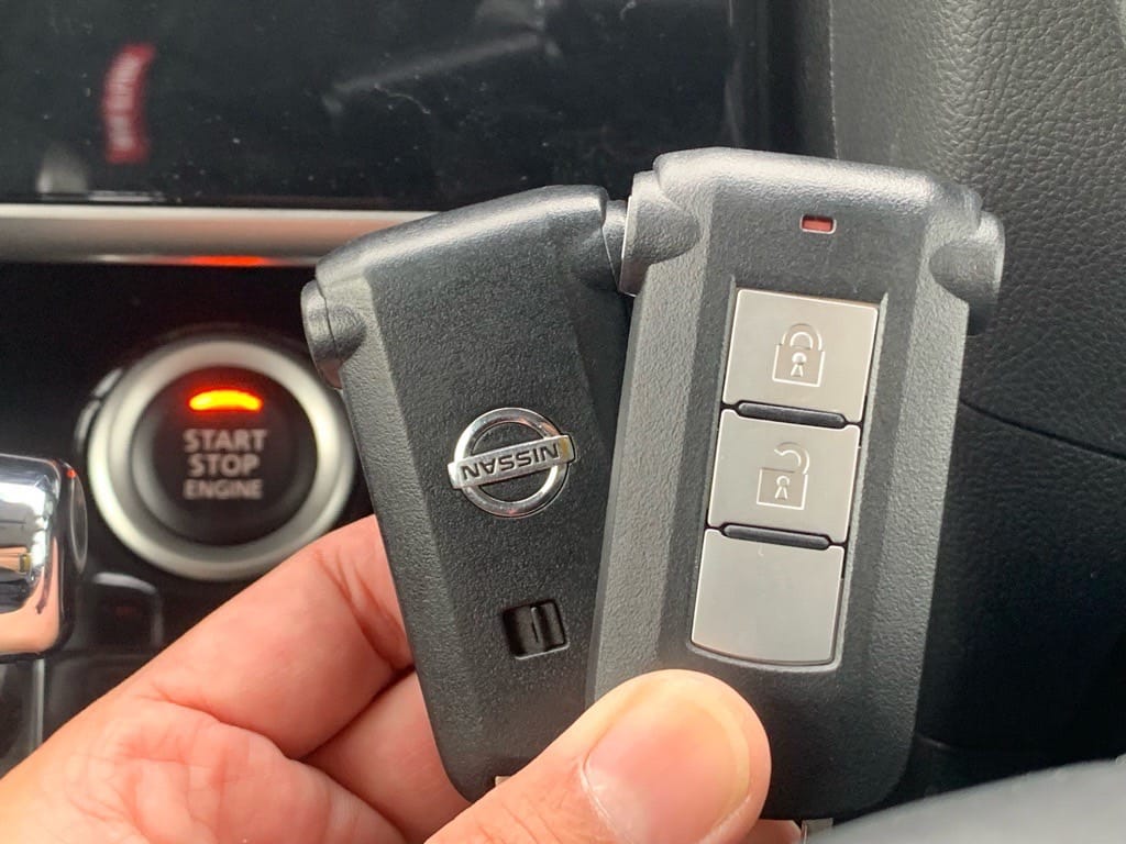 登録が完了したデイズルークスのスマートキー2個をスタートボタンの前で持っている