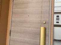 トラブルが起きた玄関ドア。MIWAのシリンダーが２つ付いています