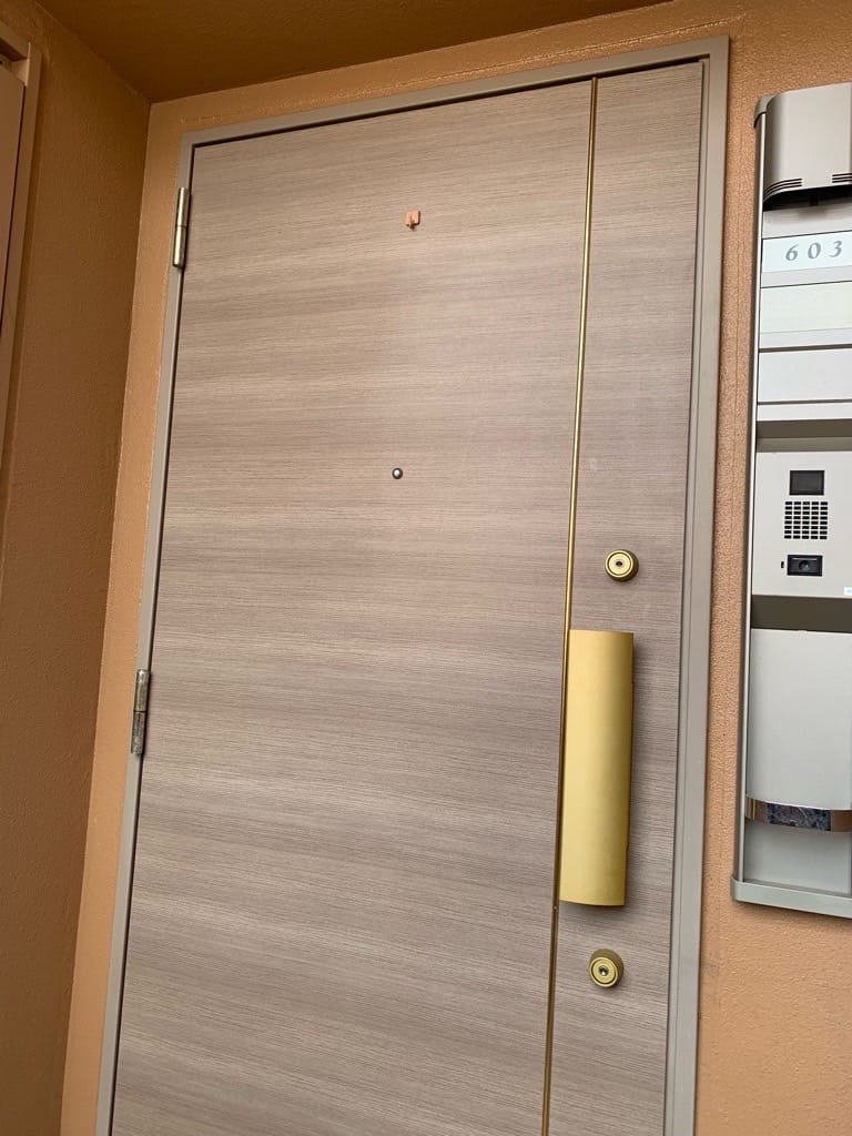 トラブルが起きた玄関ドア。MIWAのシリンダーが2つ付いています