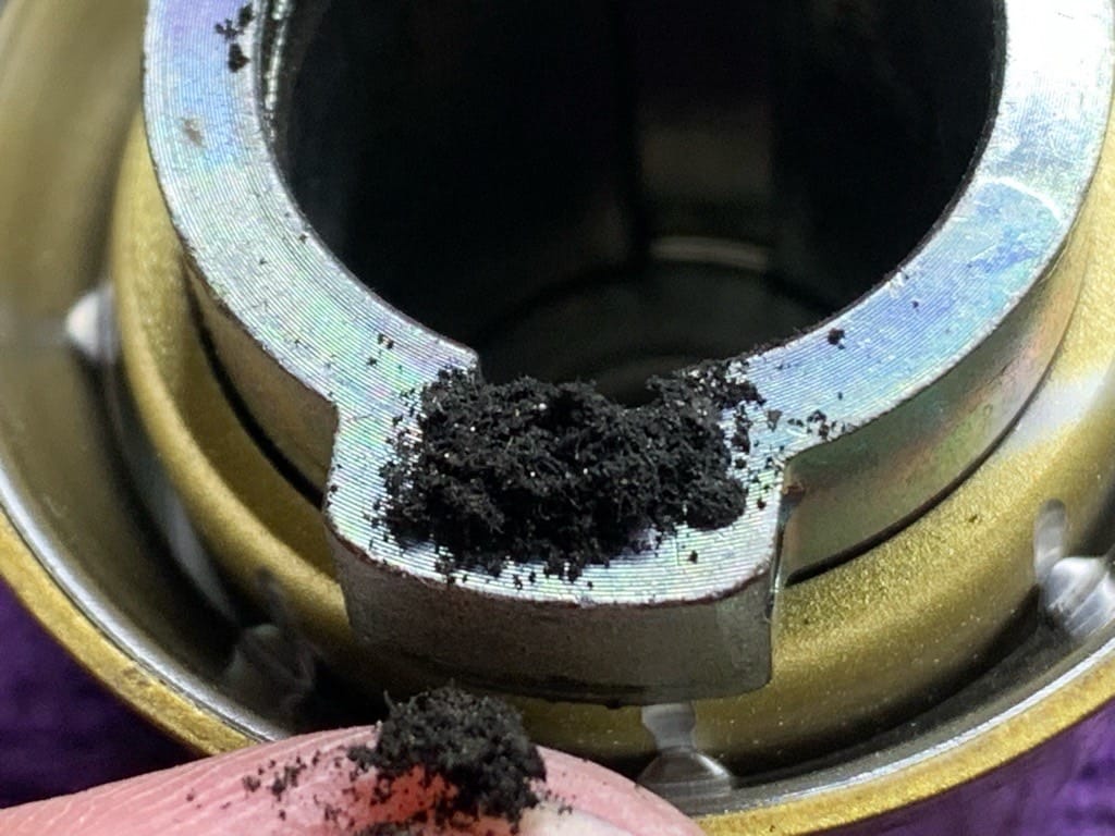 シリンダーから大量の黒いごみが出てきました