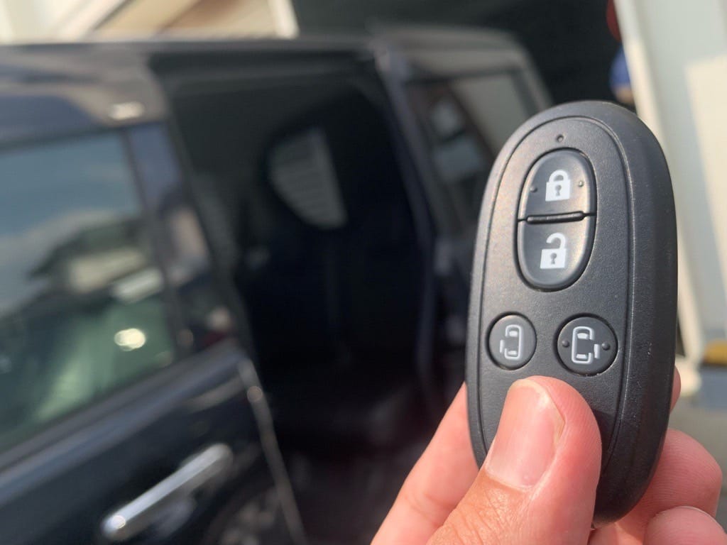 登録が完了したスズキスペーシアのスマートキーでパワースライドドアを開ける